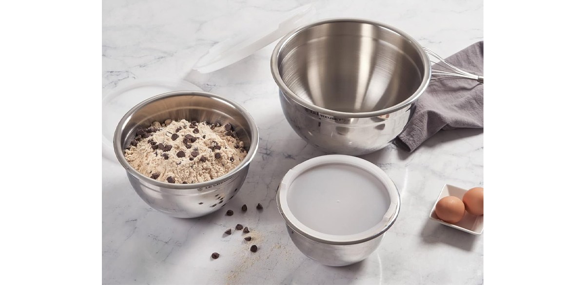 Le Creuset Set of 3 Nested Mixing Bowls w-Nonslip Silicone Base &amp; Plastic Air Tight Lids