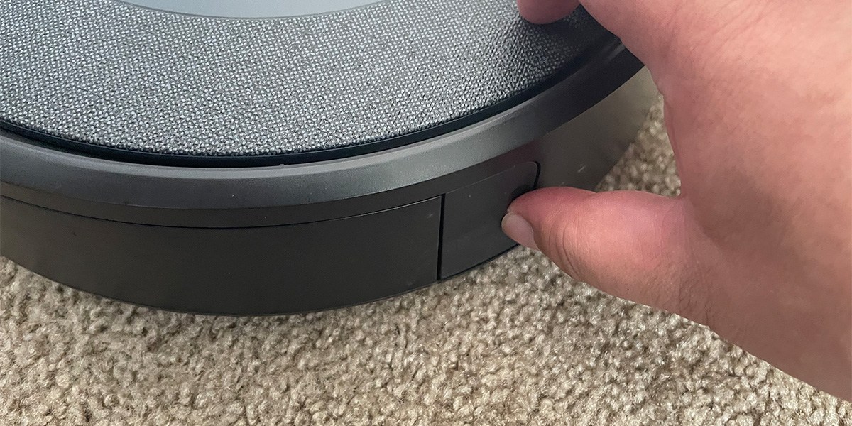 Person removing Roomba i4 EVO's dustbin Person removing Roomba i4 EVO's dustbin