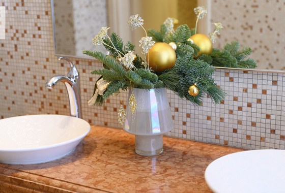 Best Christmas bathroom decor
