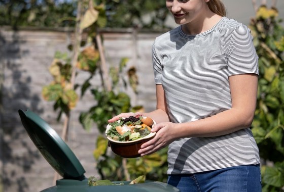 Compost tumbler vs. compost bin: Which is best for my garden soil?